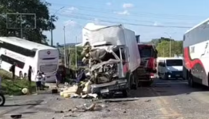Colisão entre três veículos deixa feridos em Água Branca. (Foto: Reprodução