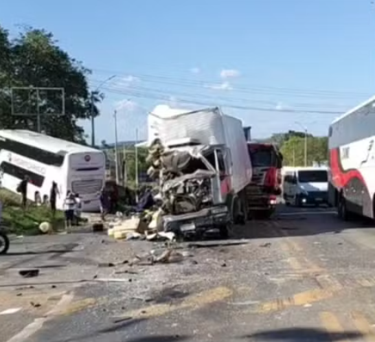 Colisão entre três veículos deixa feridos em Água Branca.