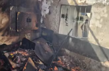 Incêndio em Teresina deixa residência destruída e irmãos feridos. (Foto: Reprodução
