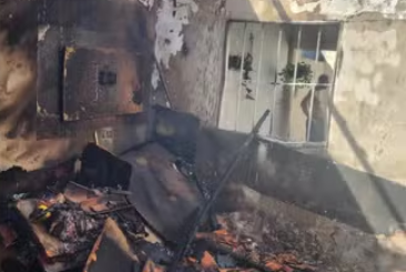 Incêndio em Teresina deixa residência destruída e irmãos feridos Incêndio em Teresina deixa residência destruída e irmãos feridos