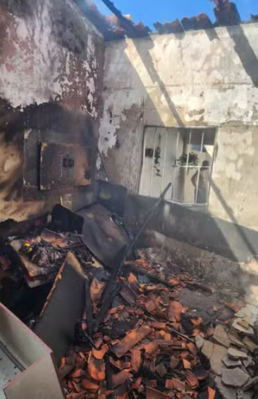 Incêndio em Teresina deixa residência destruída e irmãos feridos.