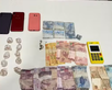 Polícia apreendeu drogas, dinheiro, celulares e uma máquina de cartão com o suspeito. (Foto: Divulgação/Denarc