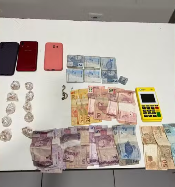 Polícia apreendeu drogas, dinheiro, celulares e uma máquina de cartão com o suspeito.