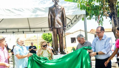 Prefeitura de Floriano inaugura estátua em homenagem ao educador Dr. Manoel Sobral Neto. (Foto: Divulgação/Prefeitura de Floriano