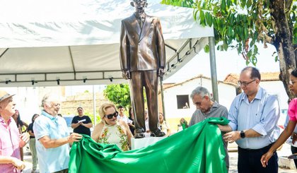 Prefeitura de Floriano inaugura estátua em homenagem ao Dr. Manoel Sobral Neto Prefeitura de Floriano inaugura estátua em homenagem ao Dr. Manoel Sobral Neto