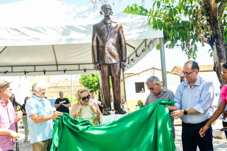 Prefeitura de Floriano inaugura estátua em homenagem ao educador Dr. Manoel Sobral Neto.