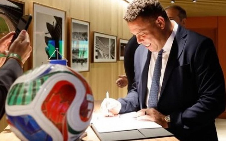 Ronaldo comenta depressão após aposentadoria do futebol.