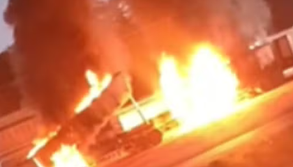 Veículo atinge rede elétrica, causa incêndio e deixa um morto em Teresina. (Foto: Reprodução/Redes sociais