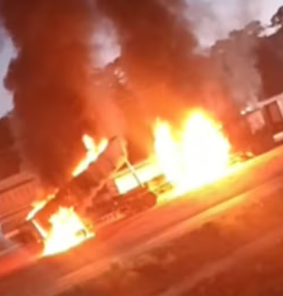 Veículo atinge rede elétrica, causa incêndio e deixa um morto em Teresina.
